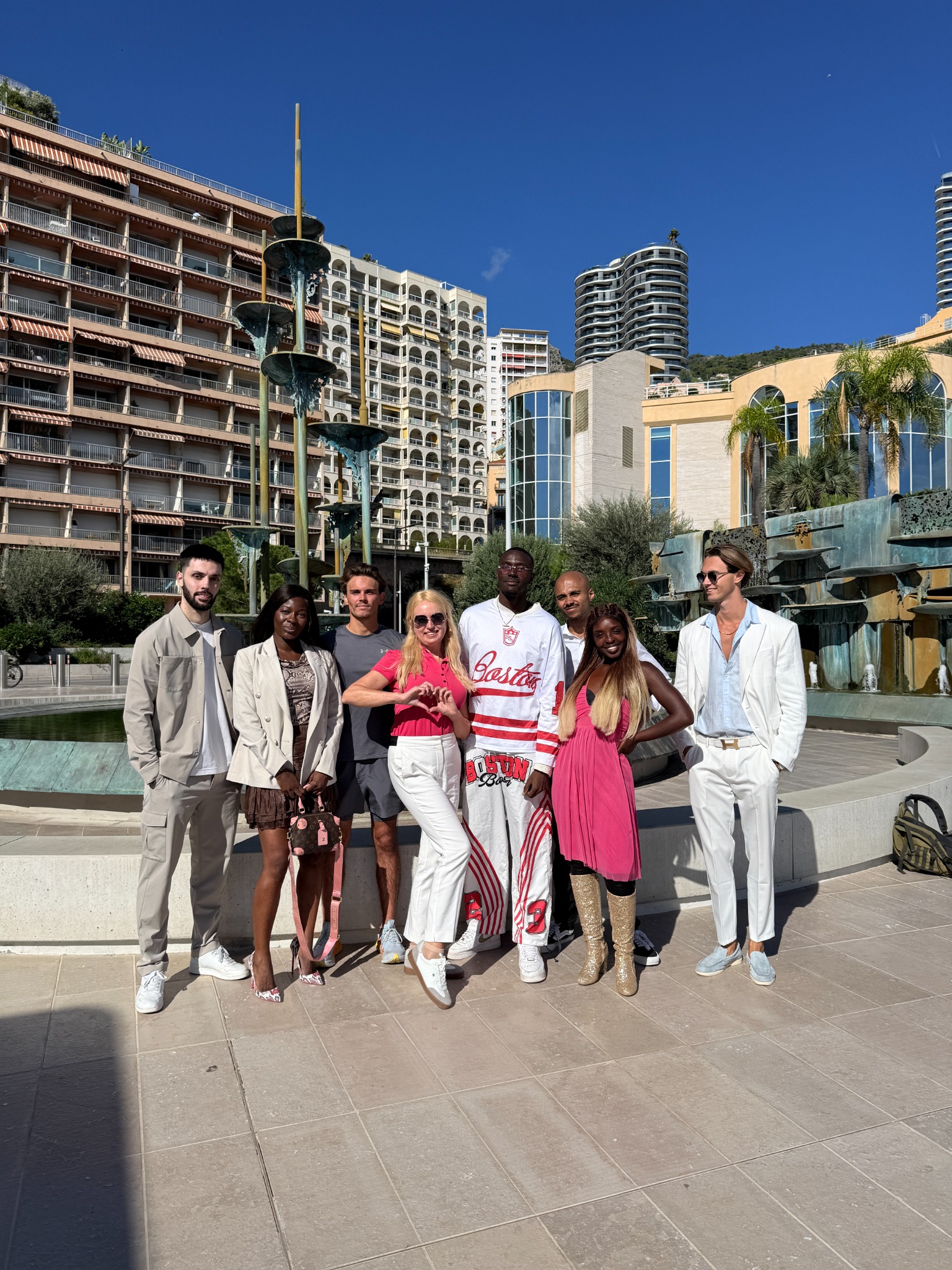 Les candidats et l’équipe réunis près des fontaines de Monaco