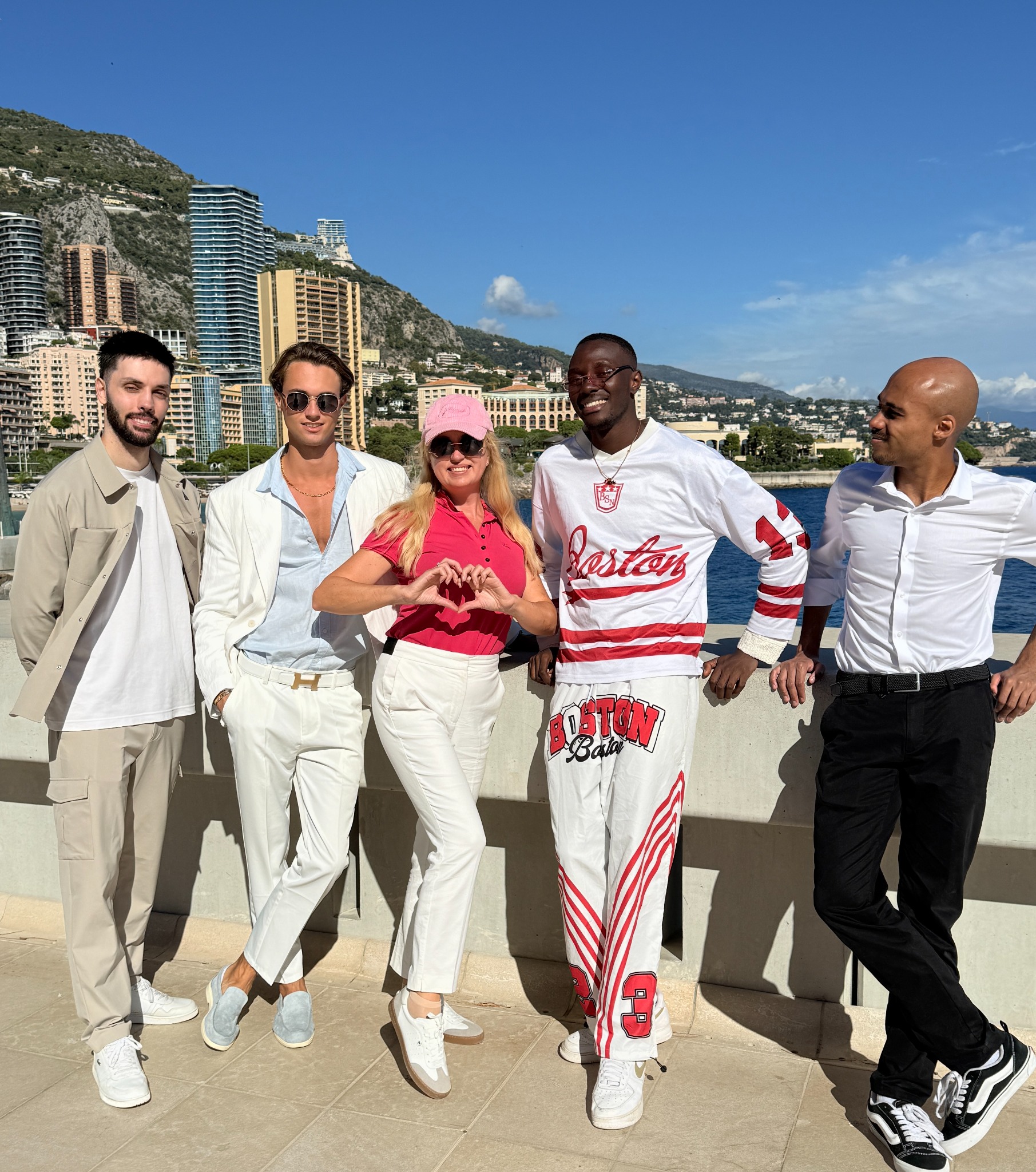 Les candidats et la journaliste face à la côte de Monaco
